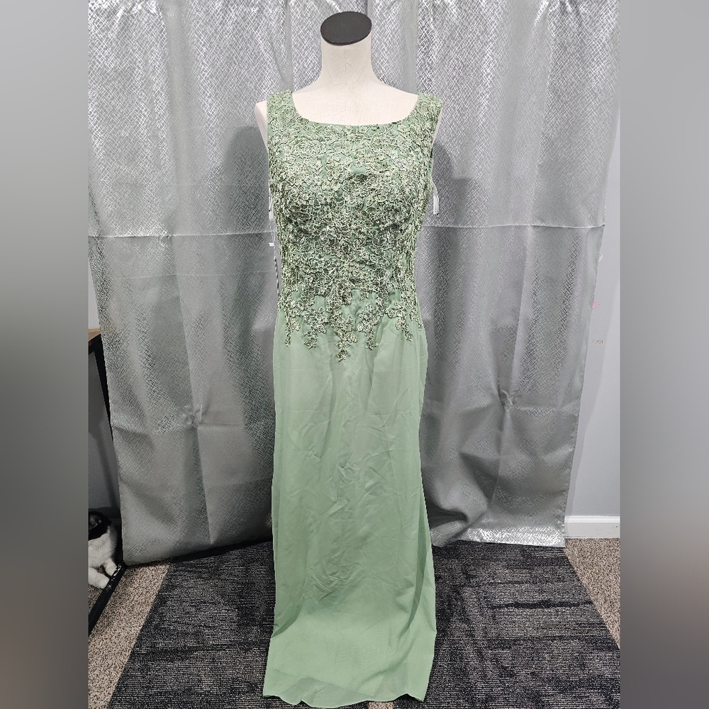 Elegant Green Lace Evening Gown